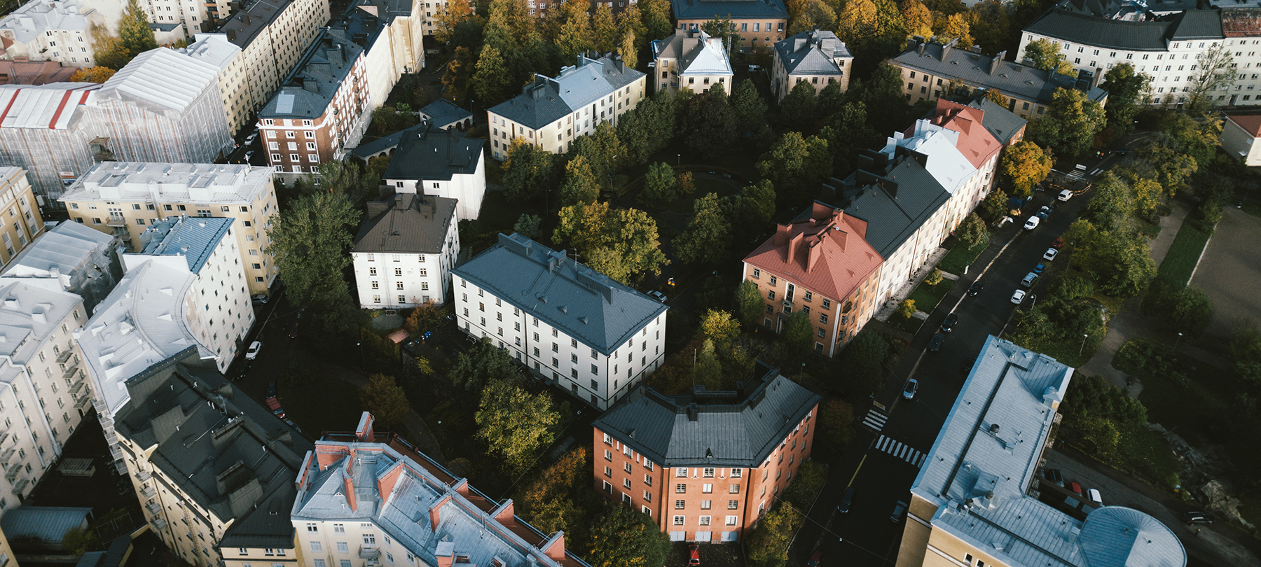 Raval Helsinki Oy etusivu banneri, ilmakuva Raval Helsingin työkohteesta.