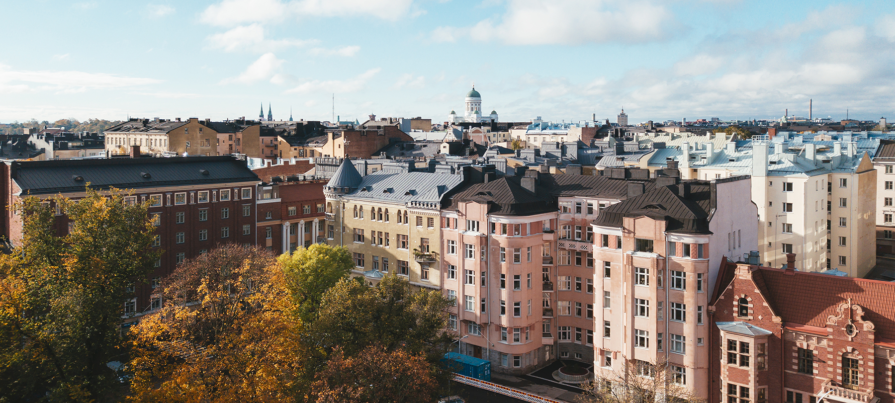 Raval Helsinki Oy yhteyssivu banneri, kuva Raval Helsingin toimistorakennuksesta.
